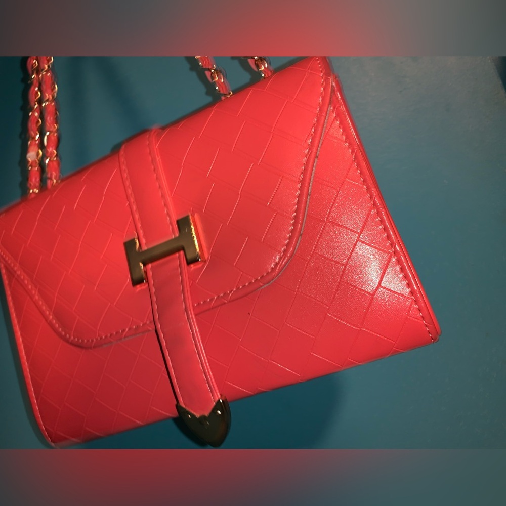Elegant Coral Handbag With Chain Handle